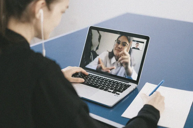 Cuộc họp trực tuyến qua laptop.