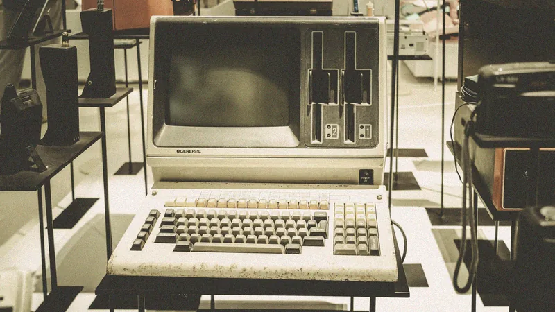 Máy tính cũ trong bối cảnh retro.