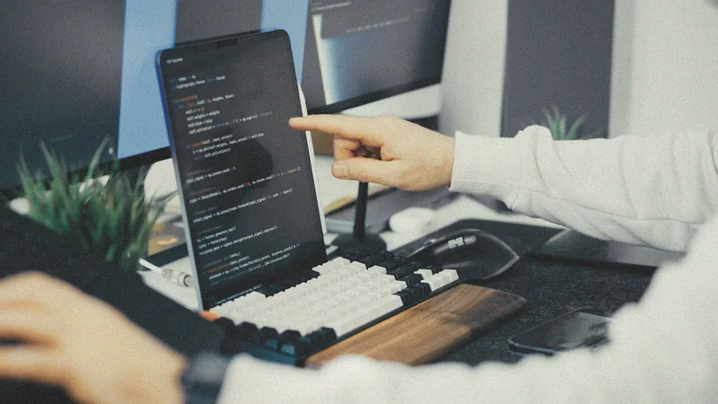 Lập trình viên gõ code trên laptop.