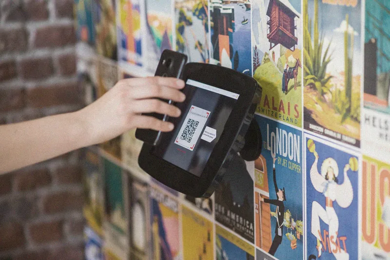 Điện thoại quét mã QR trên tường.